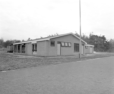 884012 Gezicht op het nieuwe clubgebouw van de sportvereniging Austerlitz (Oude Postweg 31) te Austerlitz (gemeente Zeist).